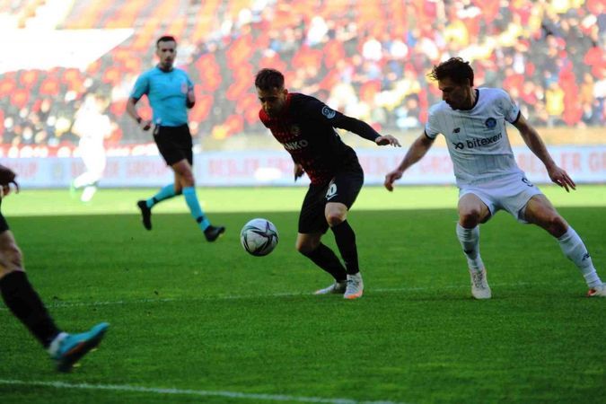 Foto Haber... Gaziantep FK 0-3 Adana Demirspor...Adana Demirspor 2. penaltısını kaçırdı...Adana Demirspor 3-0 Öne Geçti...Maç Sonucu: Gaziantep FK 0-3 Adana Demirspor